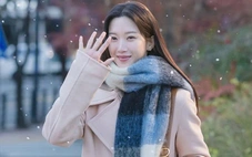 Tủ sách của Moon Ga Young, nữ chính Once we were us có gì đặc biệt?