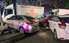 Ô tô tông liên hoàn ở Hà Nội, 7 xe hư hỏng nằm giữa phố
