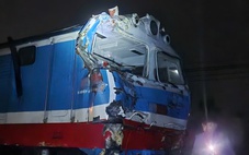 Tàu SE8 tông 'đứt đôi' xe tải vượt rào chắn mắc kẹt ở đường ray
