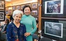 Các bóng hồng cầm máy kể chuyện quê hương