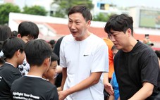HLV Kim Sang Sik làm 'náo động' sân Thống Nhất