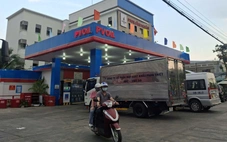 Giá xăng dầu vọt lên, nhà xe nói 'không kham nổi', rục rịch tăng cước phí