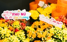 Thị trường 8-3 sôi động, quà tặng thiết thực được ưa chuộng