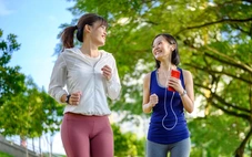 Phụ nữ chơi thể thao: ai nên đi bộ, ai nên chơi pickleball?