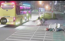 Thấy đống rác bên đường, chủ tịch phường yêu cầu ‘check cam’ để tìm người xả rác xử phạt