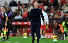 Mourinho lãnh thẻ đỏ, bực tức vì bị gọi là 'kẻ phản bội' 50 lần trong 1 trận đấu