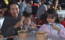 Ấm lòng 'Phở yêu thương' tại Bàu Bàng sau cơn mưa