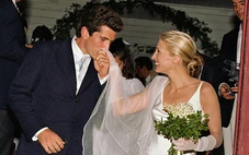 Váy cưới của con dâu Tổng thống Kennedy gây sốt sau gần 30 năm