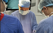 Cứu người đàn ông dùng dao tự cắt 'của quý' nhờ vi phẫu trong 'giờ vàng'