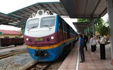 Đường sắt tăng giá vé lên 10%; Doanh nghiệp hàng không lo tương lai bay lỗ