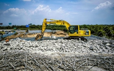 Cận ngày thông xe, tường chắn nhánh cầu vành đai 3 TP.HCM thuộc gói XL1 phải dỡ ra thi công lại