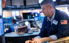 Đọc nhanh 1-4: Giá dầu sụt mạnh, vàng tăng, chứng khoán Mỹ vọt hơn 1.125 điểm