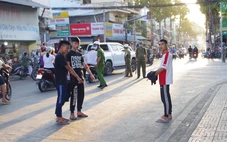 Bắt 11 thanh niên mang dao tự chế truy đuổi, chém người gây thương tích