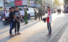 Bắt 11 thanh niên mang dao tự chế truy đuổi, chém người gây thương tích