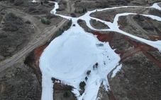 Mùa đông ấm lên, khu trượt tuyết Mỹ chuyển sang 'nuôi tuyết'