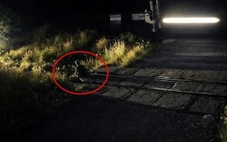 Người đàn ông ngồi giữa đường ray bị tàu hỏa tông chết