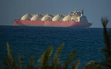 Eo biển Hormuz vẫn nóng sau lệnh ngừng bắn, tàu dầu đối mặt phí triệu USD