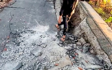 Sụp lún đoạn đường nhựa dài hàng chục mét ở Cà Mau, giao thông chia cắt