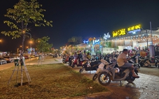 Vỉa hè đại lộ ngàn tỉ nứt toác vì bị lấn chiếm