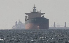 Trung Đông tối 10-4: Khoảng 800 tàu chở dầu và tàu hàng đang mắc kẹt ở phía tây eo biển Hormuz