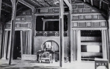 Dùng gỗ ghép bịt cửa di tích nhà hát cung đình độc đáo nhất Việt Nam, tại sao?