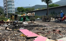 Rác thải ngổn ngang ven biển Sơn Trà