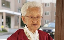 Bà cụ Kang Gye Yeol trong Mình ơi, xin đừng qua sông qua đời