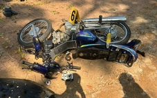 Xe máy chở 3 tông vào gốc cây, 2 người chết