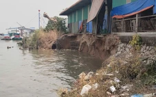 Sạt lở bờ sông Hậu dài 50m, ăn sâu vào bờ 8m, di dời 660 tấn gạo