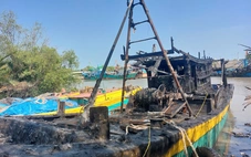 Tàu đang neo đậu trên sông Cần Lộc bốc cháy khói đen mịt mù, dân xịt nước dập lửa