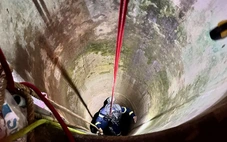 Công an đu dây xuống giếng sâu vớt thi thể nam thanh niên