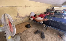 Người nhà bệnh nhân nằm gầm cầu thang tránh nắng nóng 40 độ C