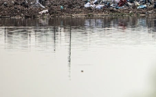 Hai trẻ chết đuối khi theo người thân ra đập nước bắt cá