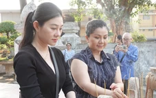 Tú Sương, Quế Trân, Võ Minh Lâm thắp nhang ở lăng Lê Văn Duyệt, xin phép làm vở cải lương về ông