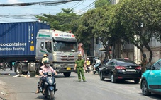 Xe container ôm cua cuốn người phụ nữ đi xe đạp vào gầm