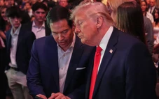 Ông Trump và Ngoại trưởng Rubio đi xem đấu võ trong lúc Mỹ đàm phán với Iran