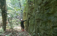 Khảo sát bức tường đá bí ẩn giữa rừng nguyên sinh Quảng Trị