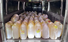 Xe tải chở kín sàn 50 can xăng, chuẩn bị tuồn qua biên giới
