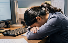 Nhân viên 'bá đạo' ngủ 5 tiếng trong giờ làm, ăn luôn kẹo của sếp