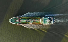 Giá dầu tăng hơn 8%, chứng khoán lao dốc sau động thái phong tỏa Iran của Mỹ