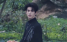 'Tướng quân kem nền' Trương Lăng Hách diện trang phục của nhà thiết kế Việt