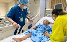 Cứu sống bé trai 5 tuổi đa chấn thương trong vụ tai nạn xe khách ở Tam Đảo