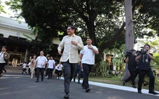 Tổng thống Philippines bật nhảy, chạy bộ trước truyền thông để bác tin đồn về sức khỏe