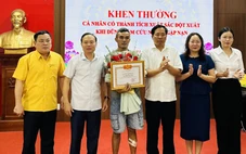 Khen thưởng người đàn ông cứu hai mẹ con nhảy cầu