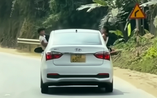 Để 2 trẻ thò đầu và đu bám cửa ô tô đang chạy, tài xế bị xử phạt