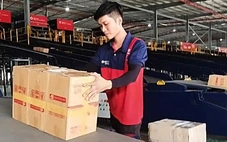 Cước chuyển phát linh hoạt theo xăng dầu, cạnh tranh giữ khách