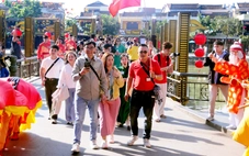 Vé máy bay từ Hà Nội, TP.HCM đi miền Trung dịp lễ 30-4 tăng vọt, khách sạn Đà Nẵng đa phần kín phòng