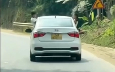 Để 2 trẻ thò đầu và đu bám cửa ô tô đang chạy, tài xế bị xử phạt