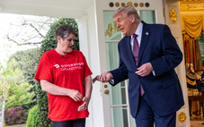 Ông Trump đặt đồ ăn, boa 'nóng' 100 USD cho shipper ngay trước ống kính