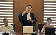 Áo choàng luật sư: Dải trắng như lưỡi thẳng, đai vai áo là biểu tượng gánh nặng công lý?